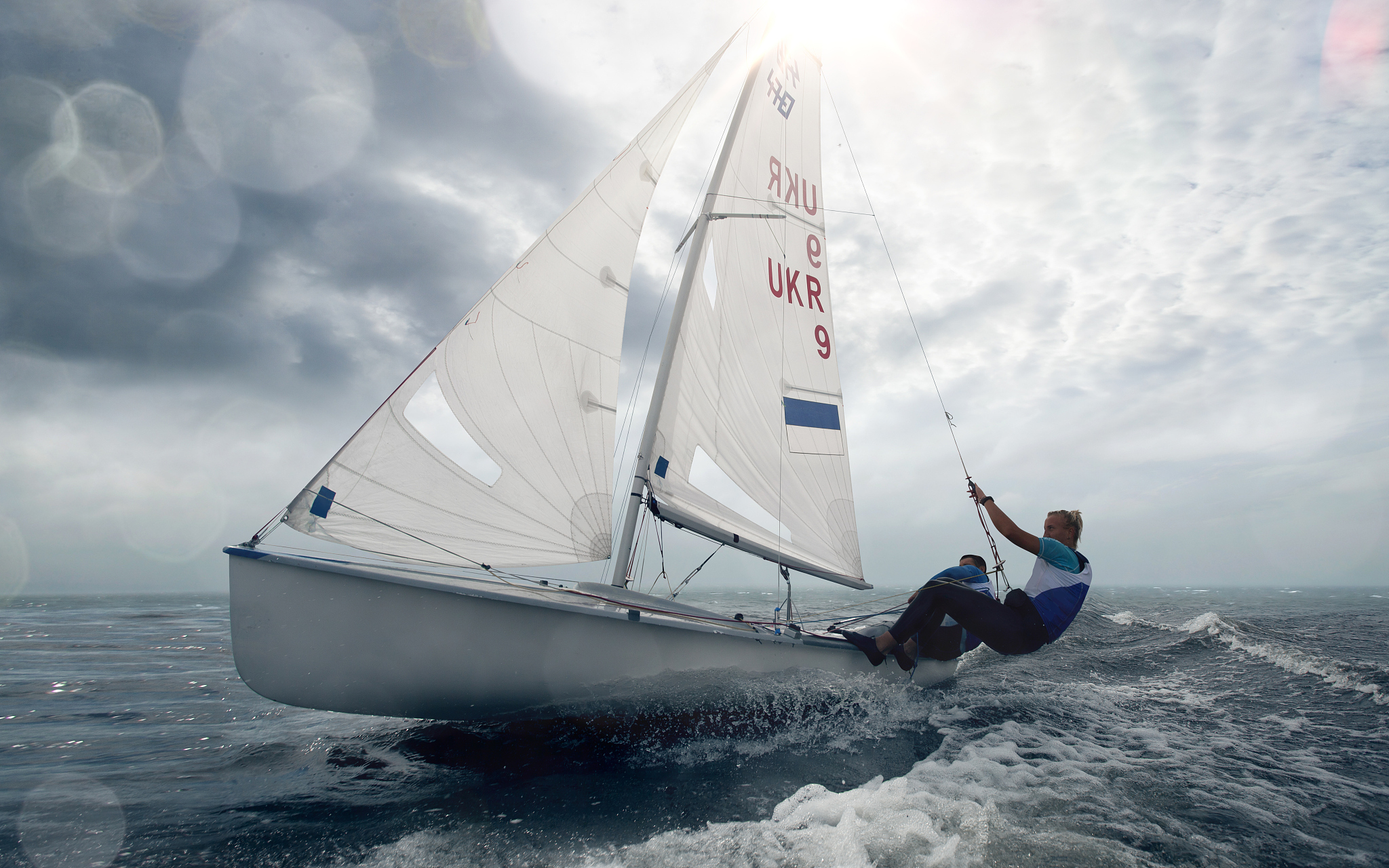 包含台风过后海边冲浪赛，迎风破浪展英姿的词条